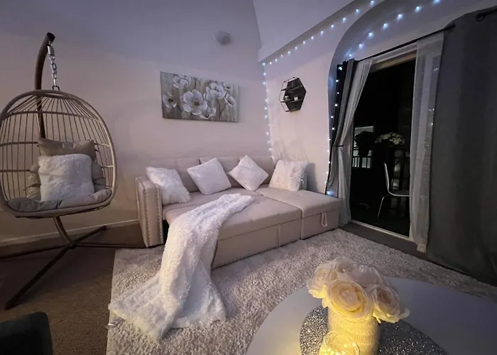 Cozy Downtown Condo Retreat With Space Needle View