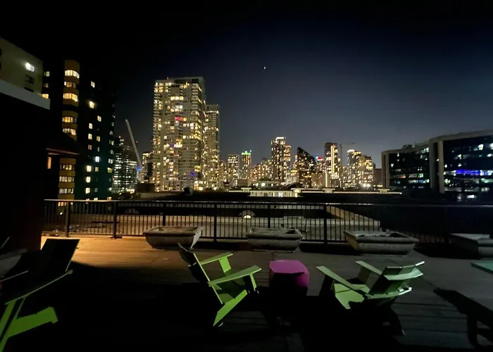 Cozy Downtown Condo Retreat With Space Needle View