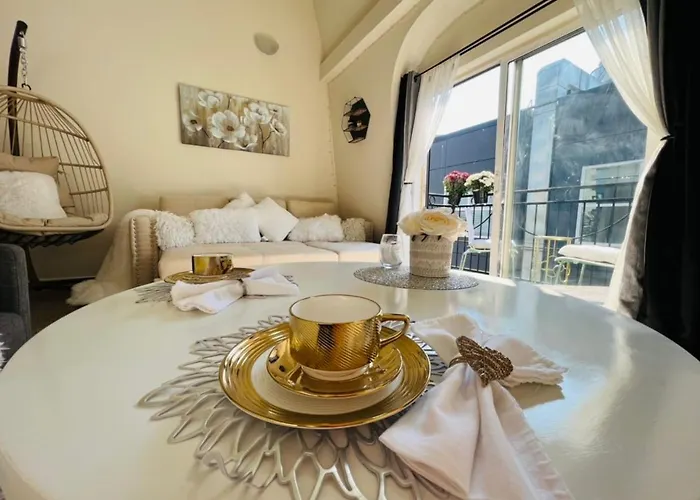 Cozy Downtown Condo Retreat With Space Needle View